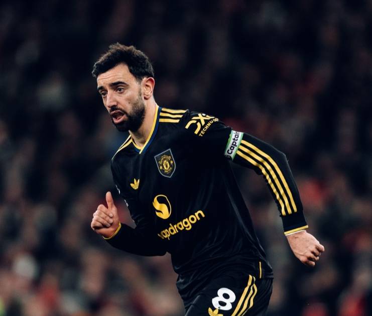 周薪40万英镑!英媒曝曼联队长开天价续约条件,沙特买断需5700万英镑